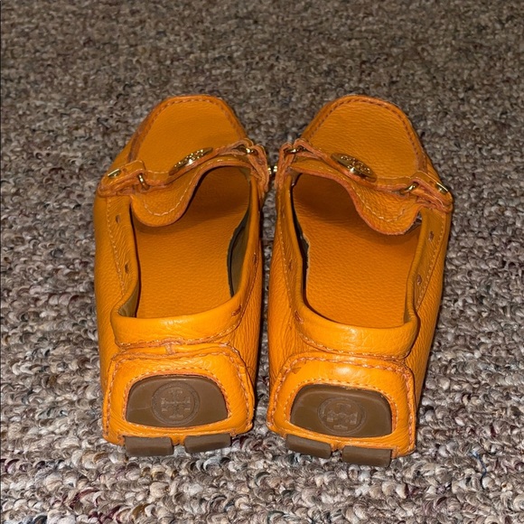Womens Tory Burch Orange Stamped Leather Driving Loafer Flats - Picture 4 of 10
